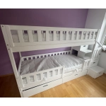 łóżko piętrowe ze schodami